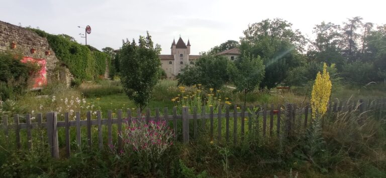 Jardin du château de Rochemure (maison du Parc des Monts d'Ardèche), refuge LPO.