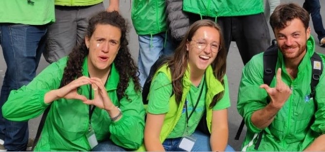 Un groupe de jeunes collecteurs pose avec le sourire