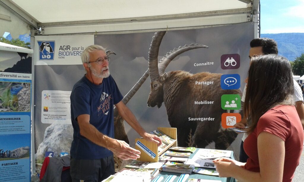 Trois personnes discutant sur un stand