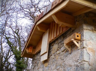 Gîtes et nichoirs posés sur un cabanon à Beaufort sur Gervanne