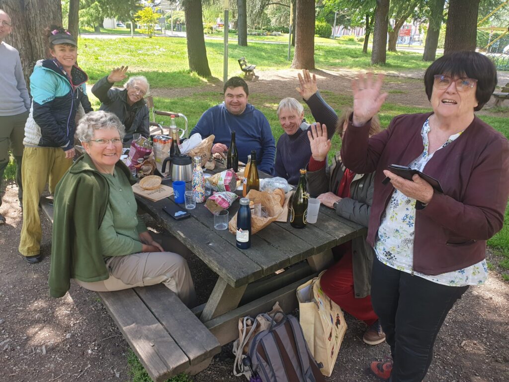 Les bénévoles de la LPO, buffet partagé après les assises