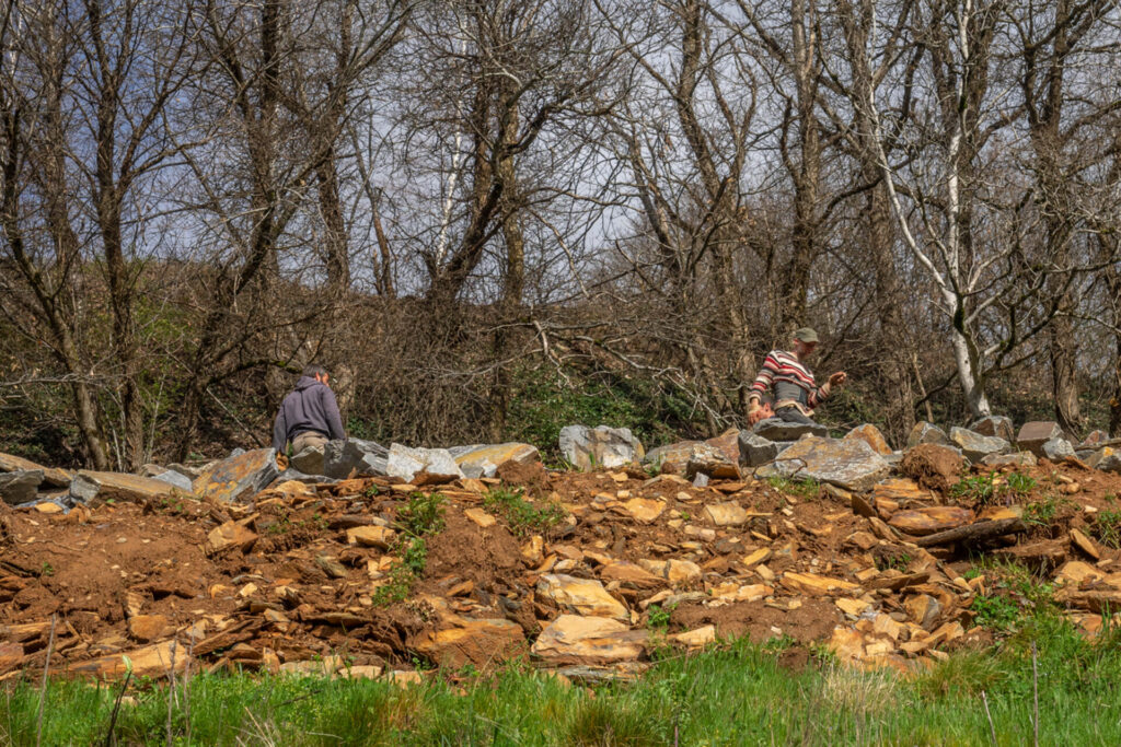 Chantier de construction d'un muret en pierre-sèche aux Fontanelles