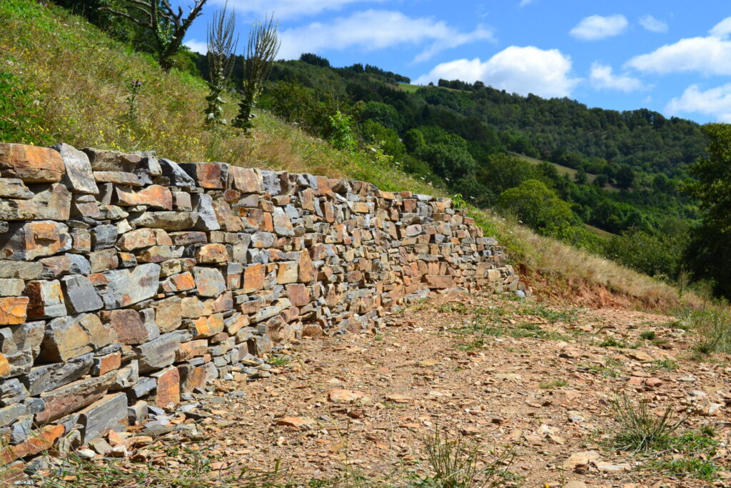Chantier de construction d'un muret en pierre-sèche aux Fontanelles (2023)