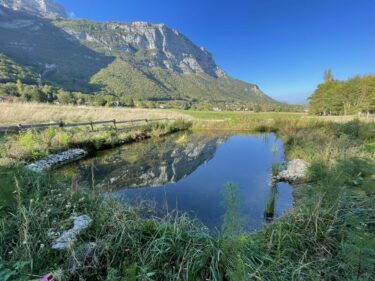 Une mare bordée de montagnes