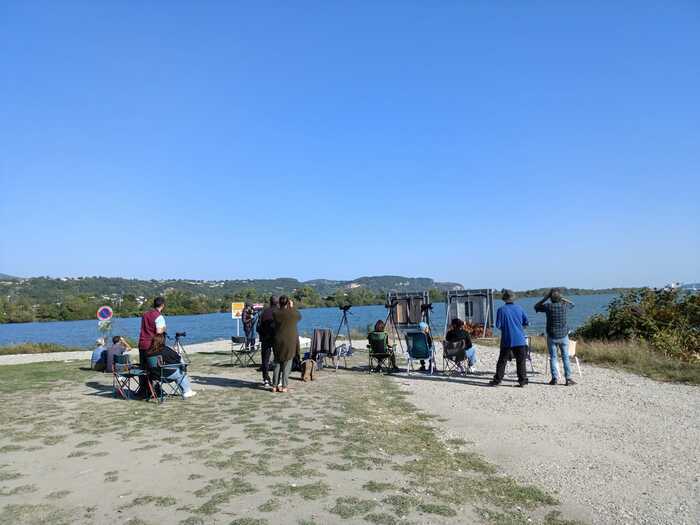 Observateurs des oiseaux migrateurs au barrage de Charmes-sur-Rhône