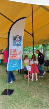 Stand tenu par des bénévoles LPO AURA