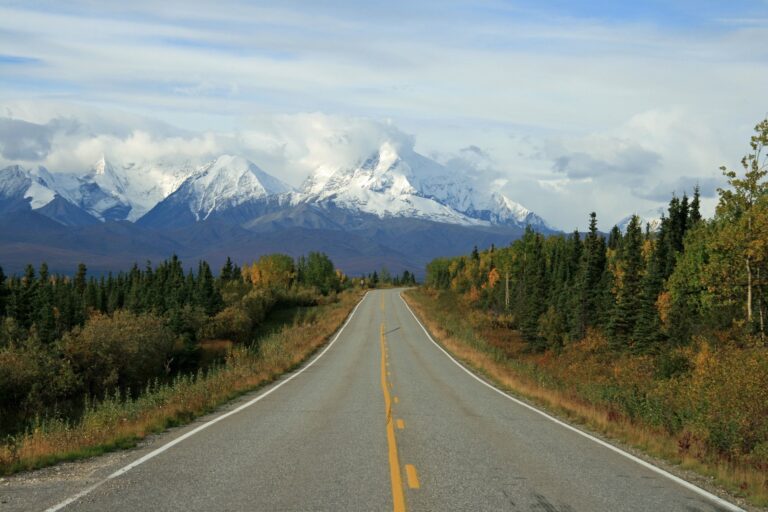 Une route en Alaska, vue sur les montagnes