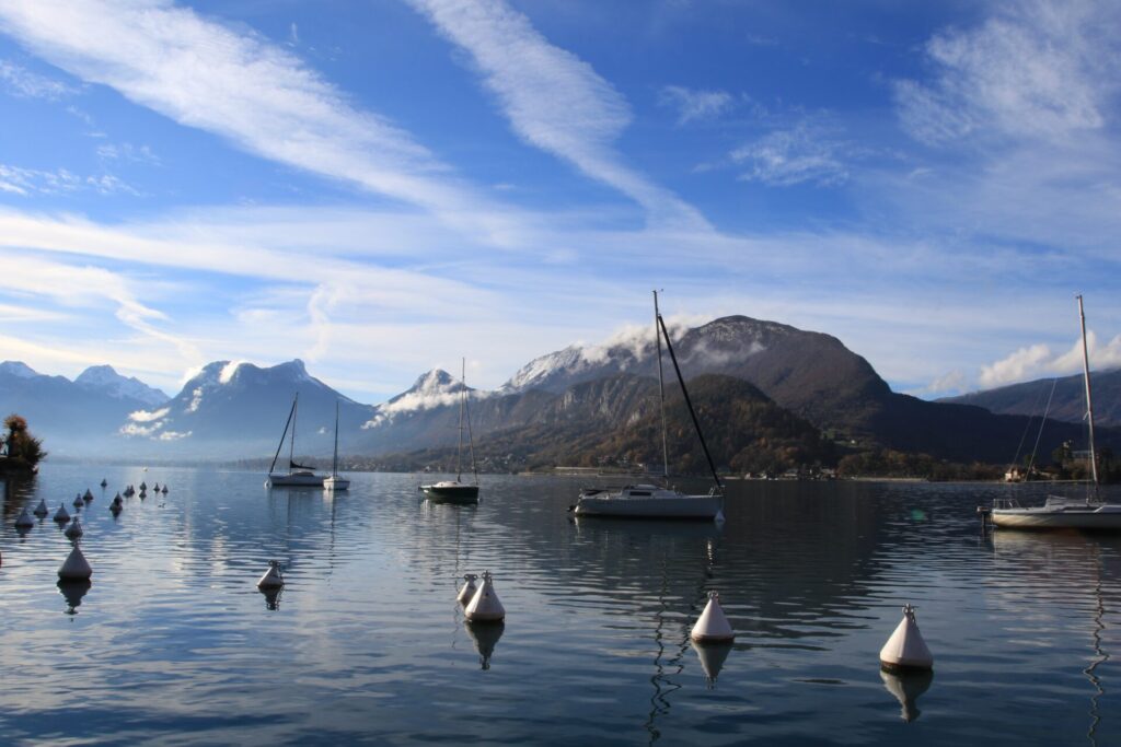 Lac d'Annecy en hiver, montagnes enneigées en fond.