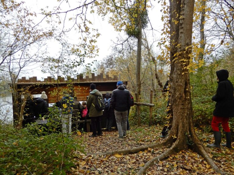 Groupe de personnes devant un des observatoires de l'ENS de la Vauvre